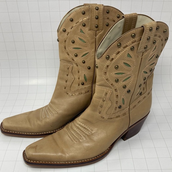 mercer & madison Shoes - Mercer & Madison Sz 8 leather cowgirl boots tan / green accent / metal studs